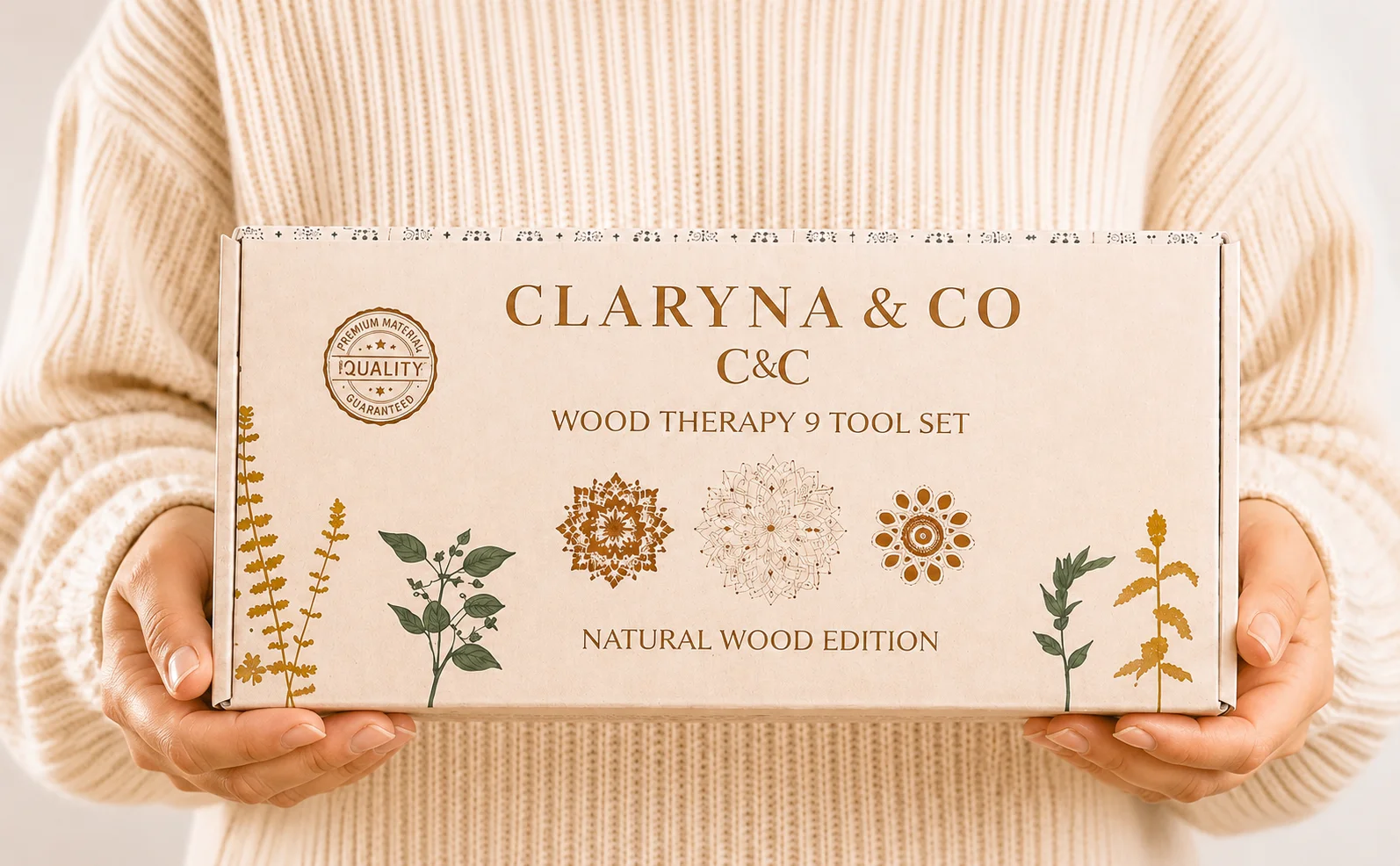 Caja del kit de maderoterapia Claryna & Co sujetada con las manos